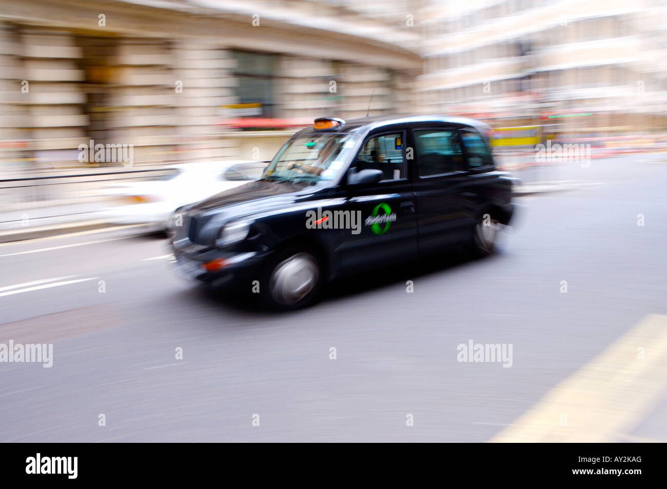 London Taxi mit Motion blur Beschleunigung durch die Straßen Stockfoto