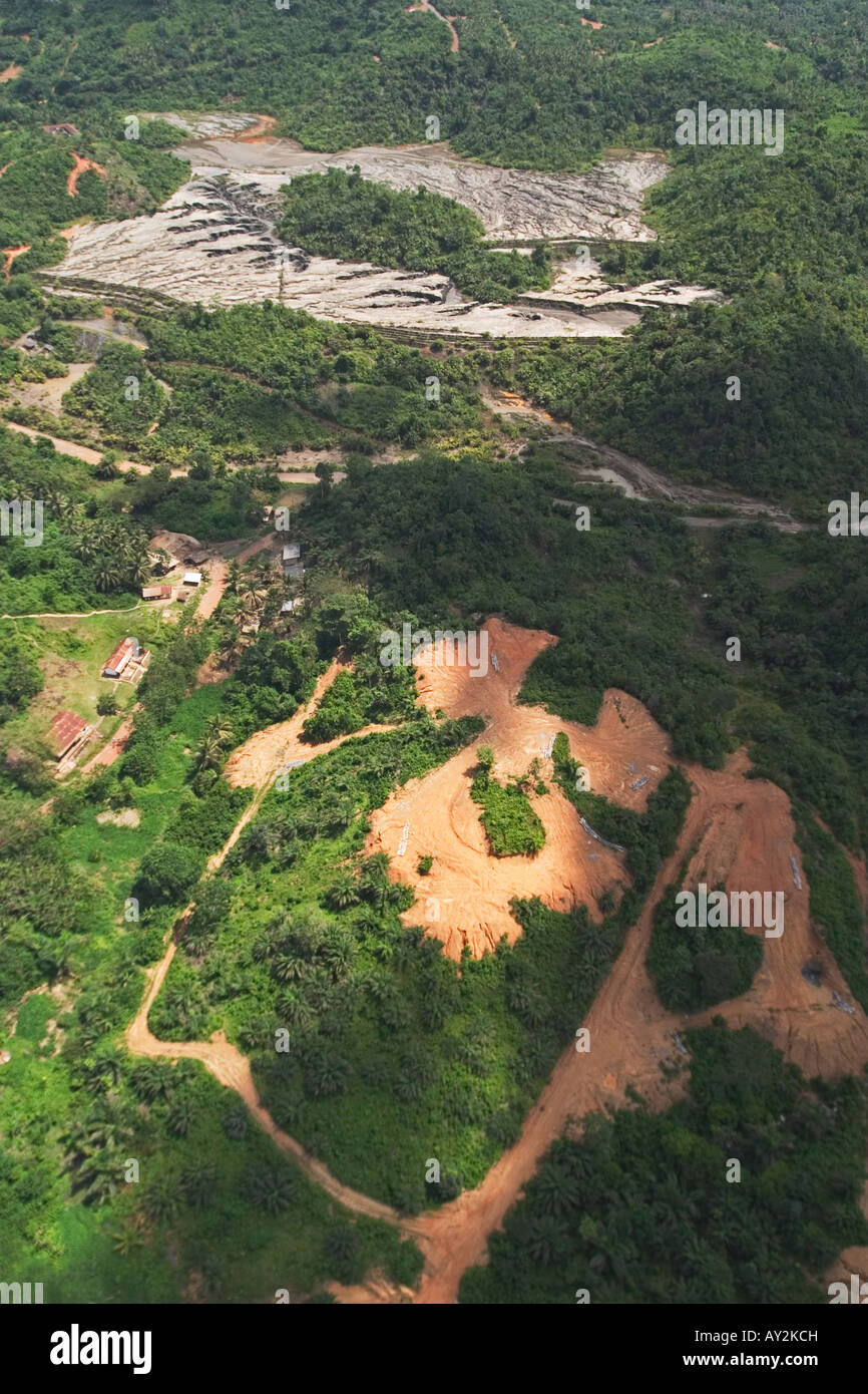 Luftaufnahme des kommerziellen Goldmine Exploration Bohren Pads mit alten Halde Damm von einem anderen Unternehmen hinter Ghana Stockfoto