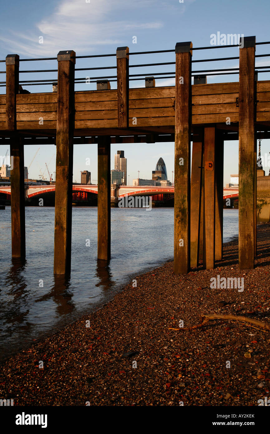 Tower 42 und die Gurke gesehen durch die Anlegestelle in Stamford Wharf, South Bank, London Stockfoto