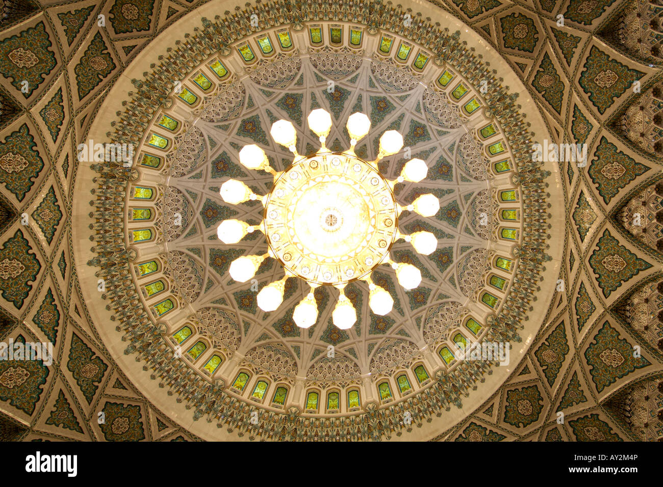 Kronleuchter und Innere der Kuppel über dem Gebetsbereich der Sultan-Qabus-Moschee in Muscat, der Hauptstadt des Oman. Stockfoto