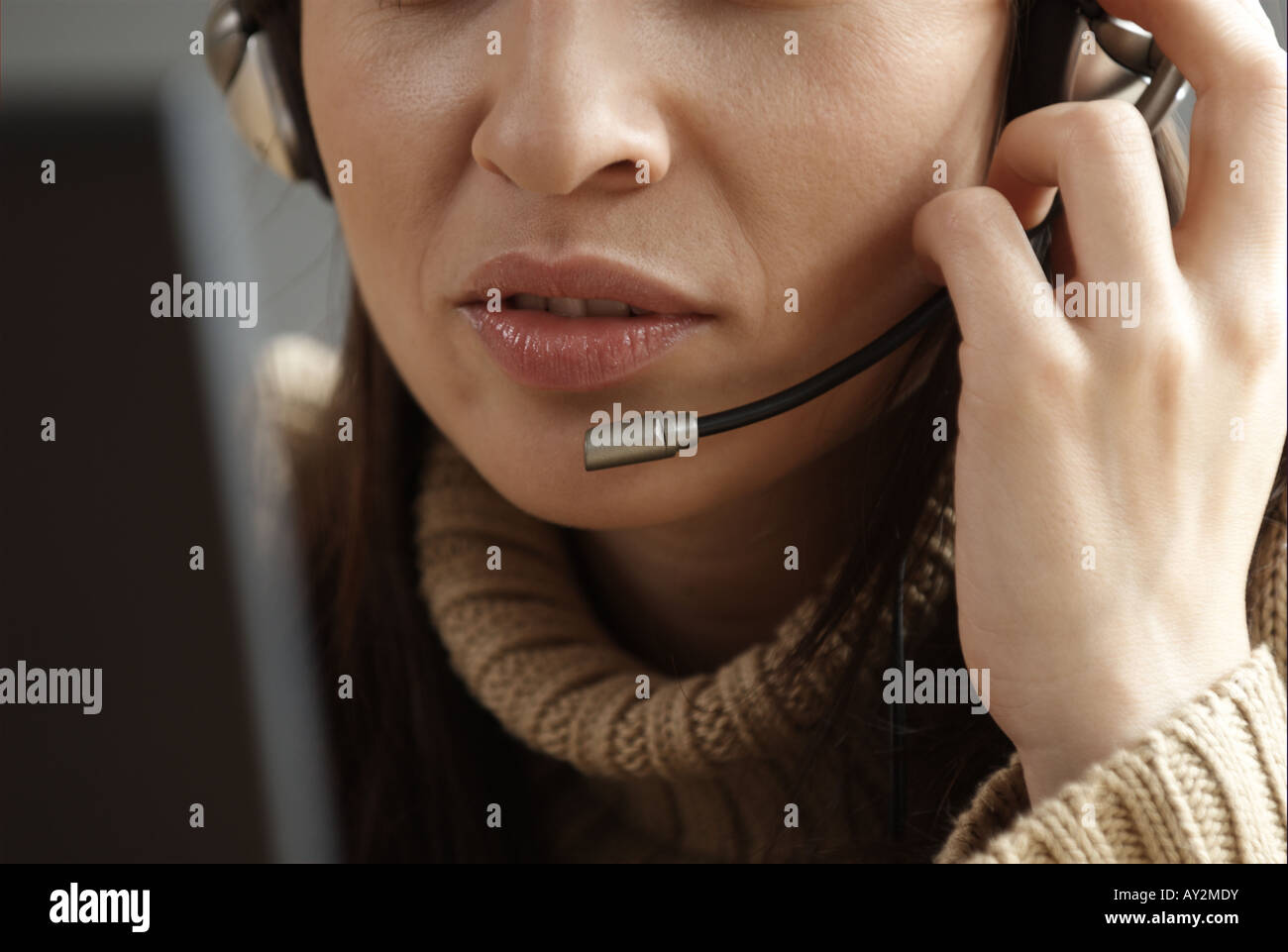 Frau mit Computer und Telefon Kopfhörer Stockfoto