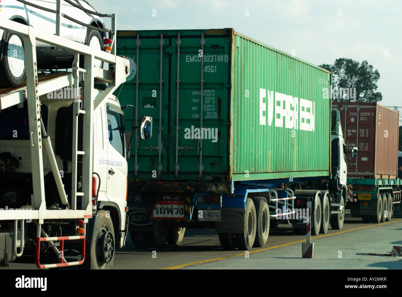 Lkw schleppen Versandbehälter sind aufgereiht im Verkehr außerhalb Bangkok, Thailand Stockfoto