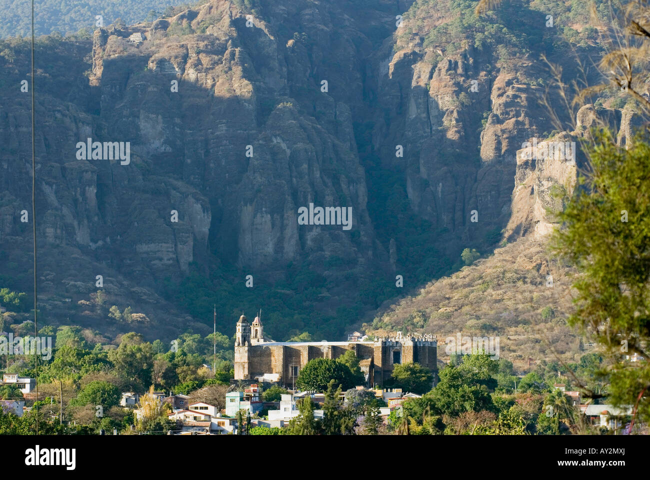 Die schier senkrechten Felswänden des Tepozteco Gebirges erheben sich über die Kirche und das Kloster der Geburtskirche in Tepoztlan Morelos Stockfoto