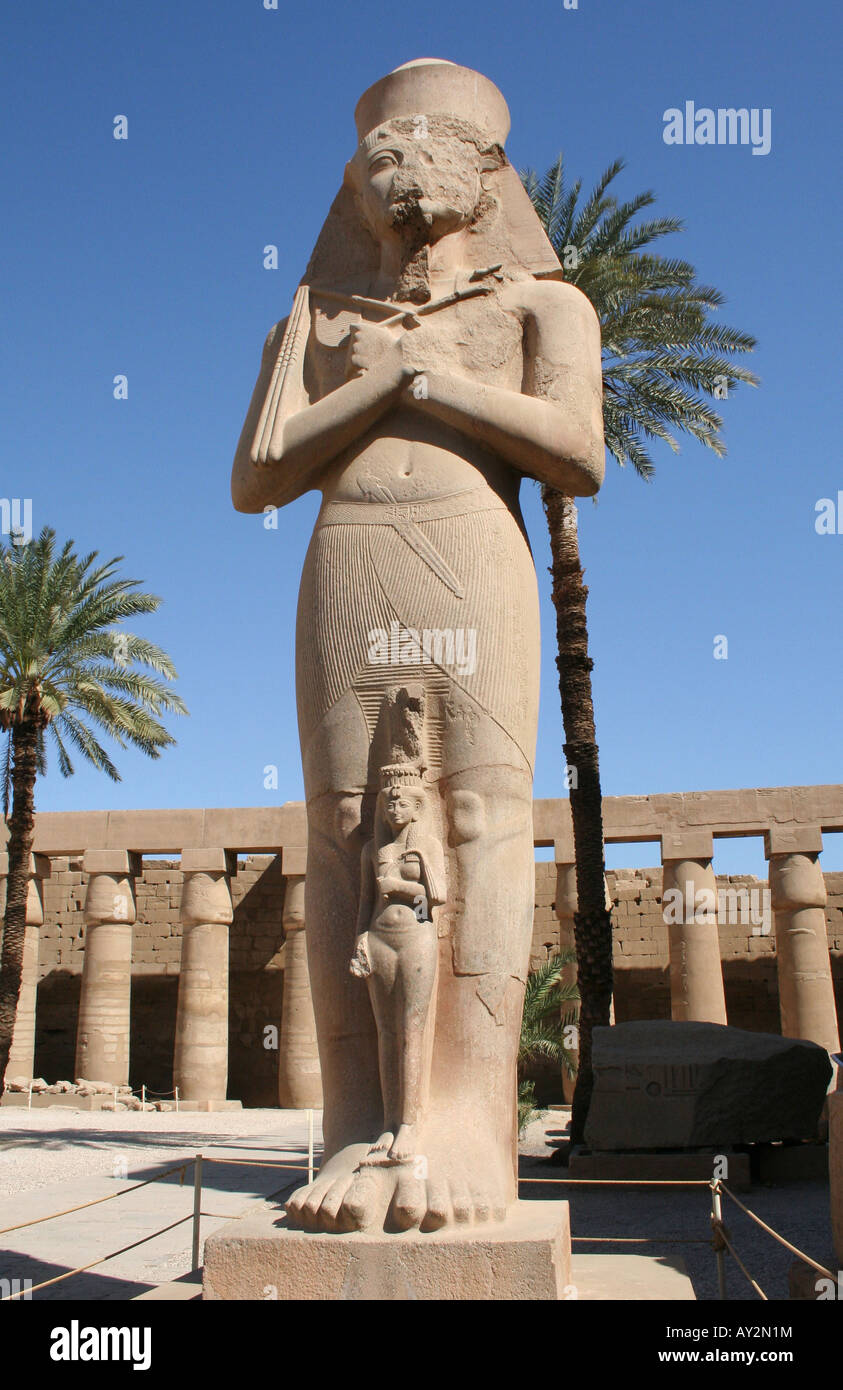 Die kolossale Statue des Pinedjem - Karnak-Tempel [el-Karnak, in der Nähe von Luxor, Ägypten, arabische Staaten, Afrika].                           . Stockfoto