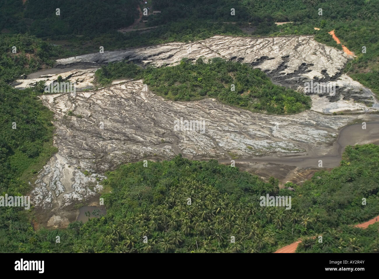 Luftaufnahme des kommerziellen Goldminen alten Halde dam mit Wand Scheitern zeigt Wasserrinne-Erosion und Umweltverschmutzung, Ghana Stockfoto