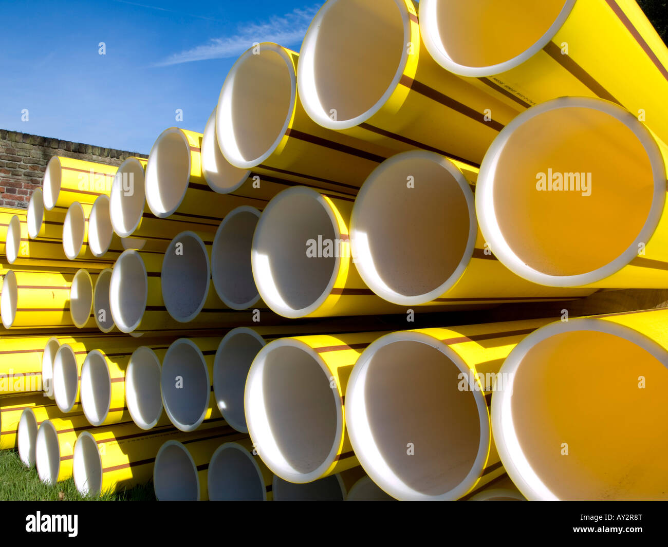 Verwitterte alte Alter Grunge gelbe Gas Anschluss Flansch Rohrverbindungen, isolierte  Rohrleitung Stockfotografie - Alamy