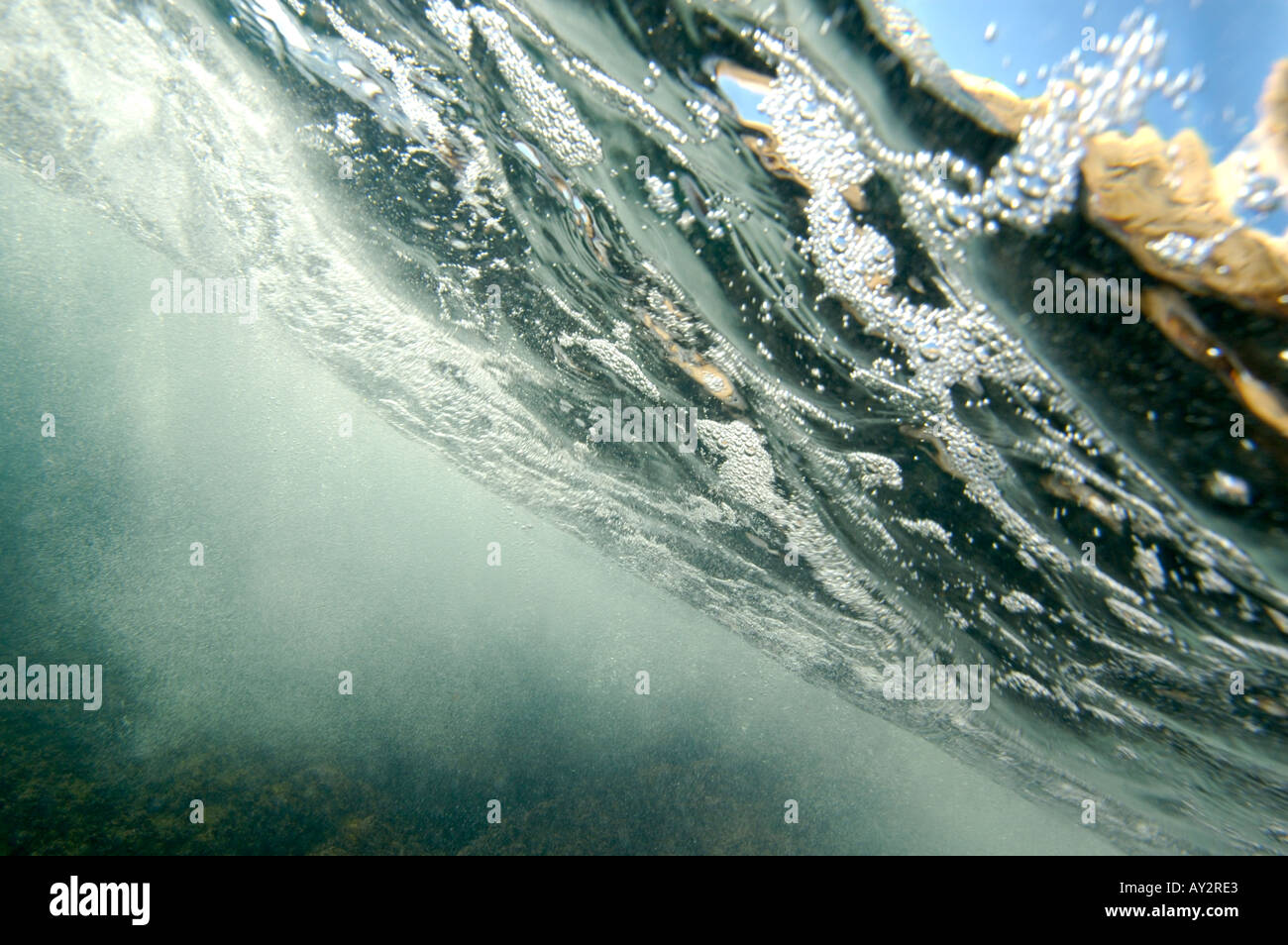 Luftblasen unter dem Meer nahe der Oberfläche Stockfoto