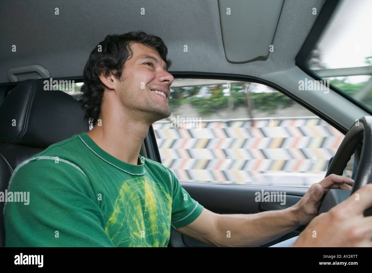 Hispanic Mann Steuerwagen Stockfoto