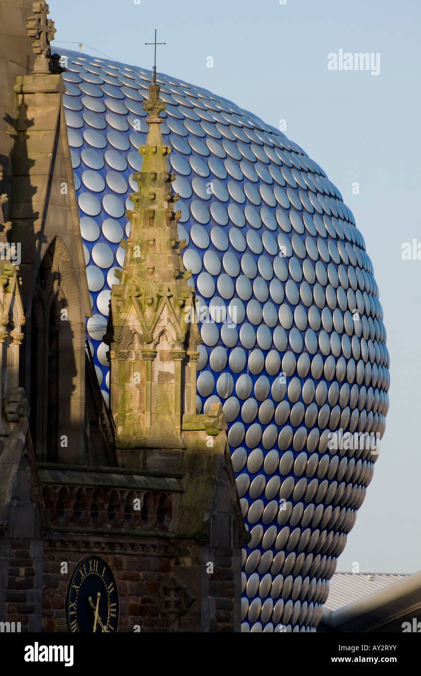 UK England Birmingham Selfridges und St. Martins Kirche tagsüber Stockfoto