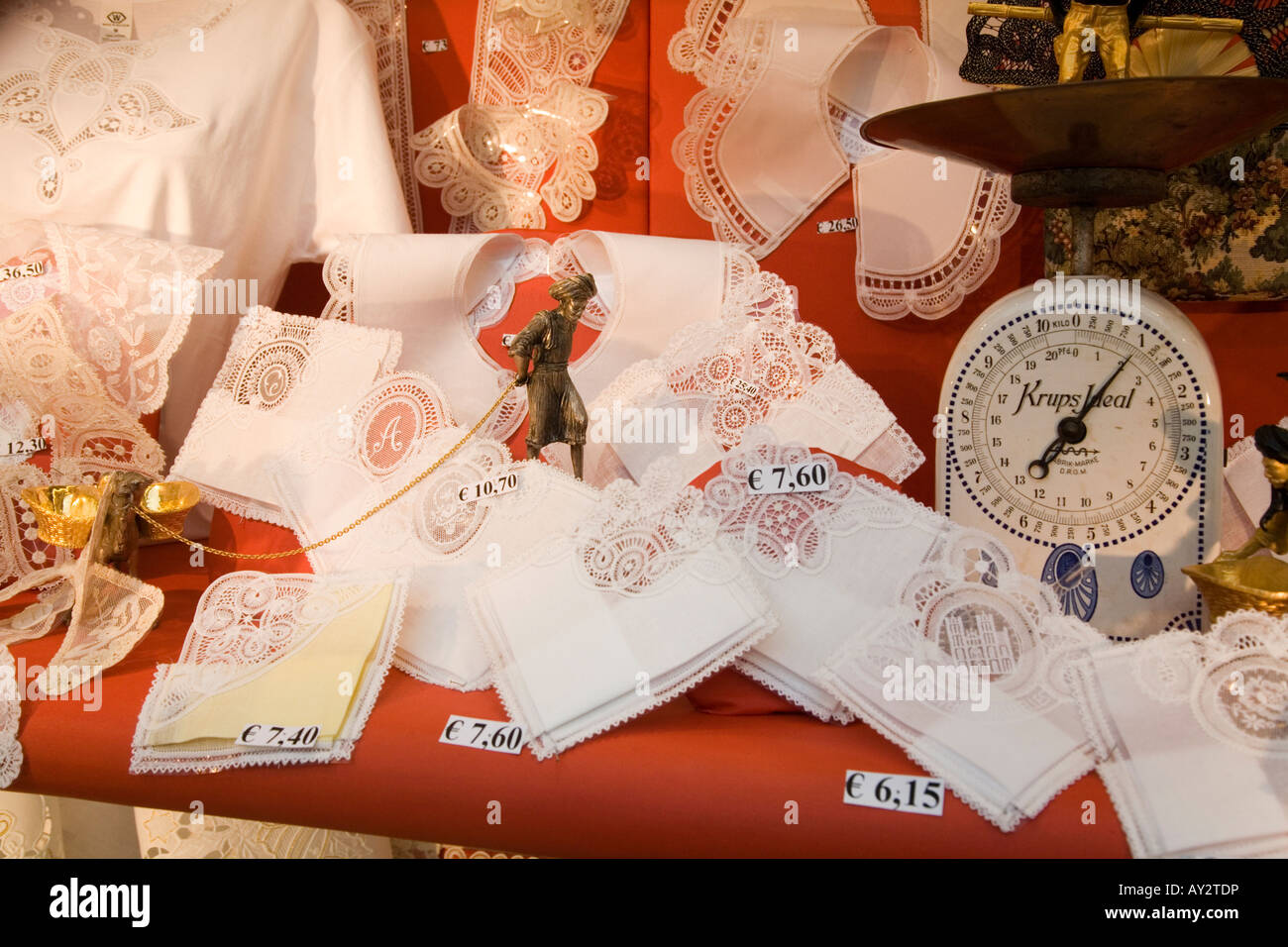 Anzeige von Spitze und Waagen in Schaufenster in Brüssel, Belgien Stockfoto