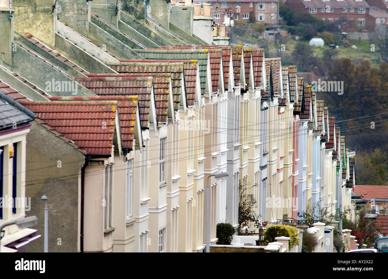 Eine Reihe von Pastellfarben Reihenhaus Häuser Spitzkehre über der Stirn eines Hügels in Brighton Stockfoto