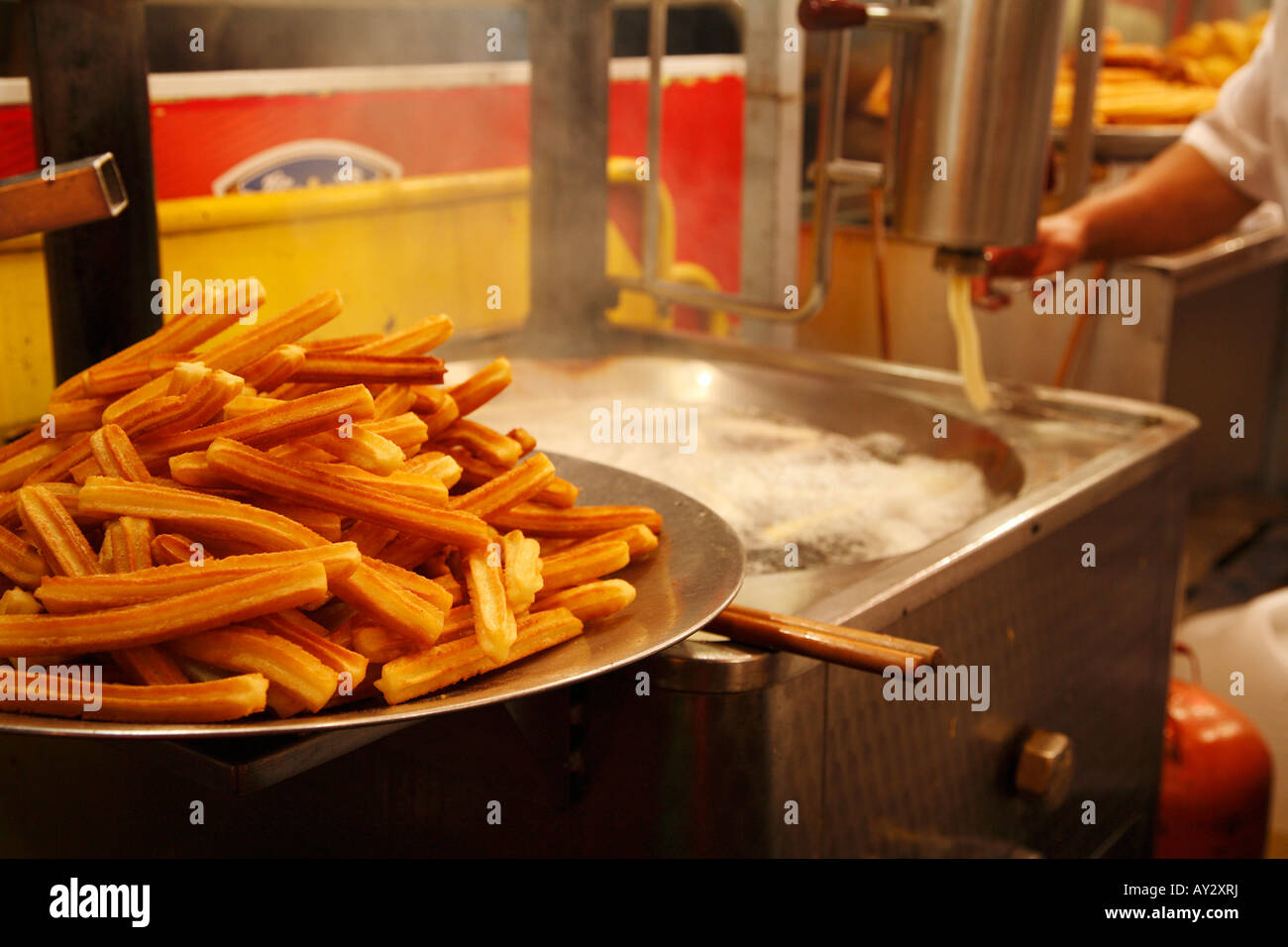 Traditionelles "Churros" (ähnlich wie Donuts in gewisser Weise). Szenen aus die Fallas in Valencia, Spanien Stockfoto