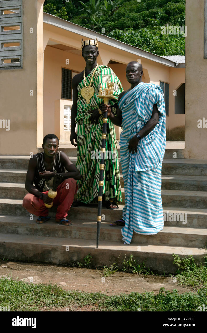 Dorfvorsteher in Kente Tuch außerhalb seines Palastes mit seinen Linguist hält Goldstab Büro-und seine Schwertträger, Ghana Stockfoto