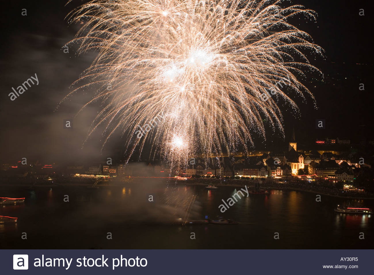 Rhein in Flammen Feuerwerksexplosion Lichter Beleuchtung Festival touristische Attraktion 