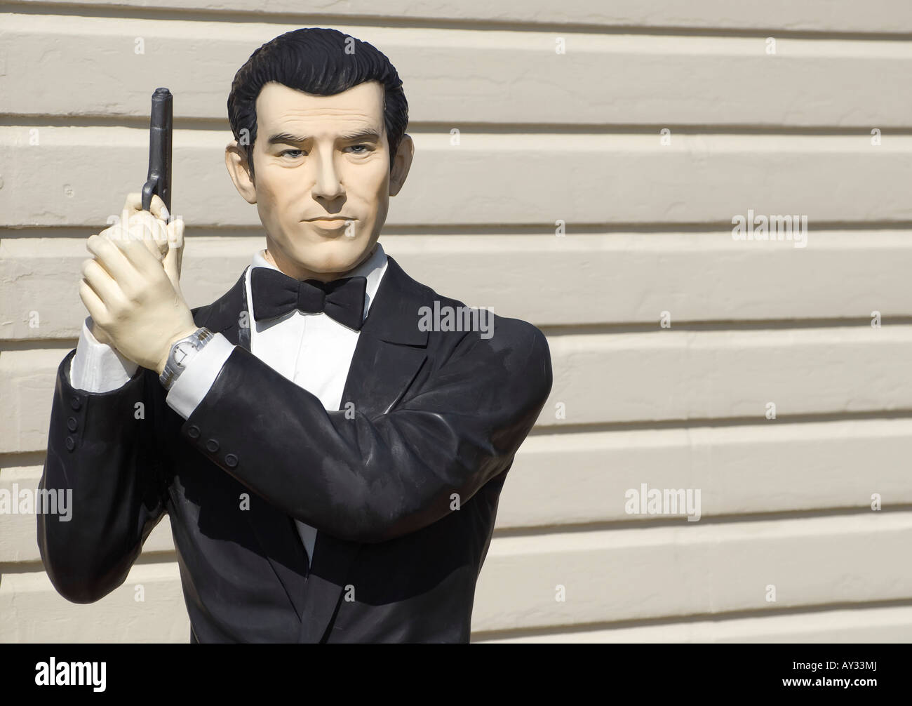 James Bond Abbildung von Holzhaus Wand stehend Stockfoto