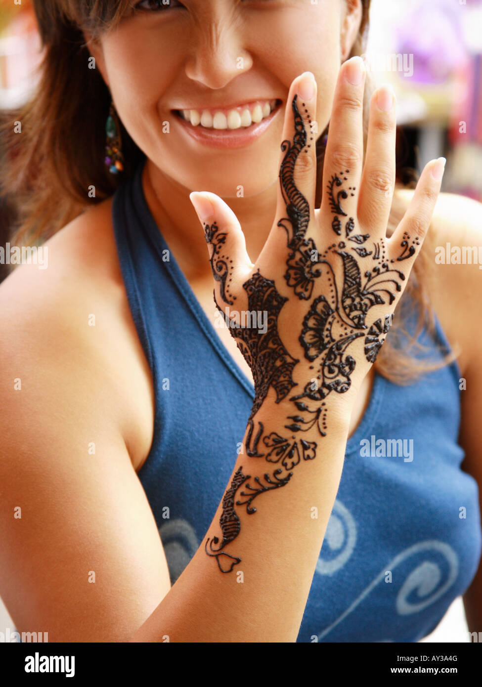 Porträt einer Mitte Erwachsene Frau mit Henna-Tattoo auf der hand Stockfoto
