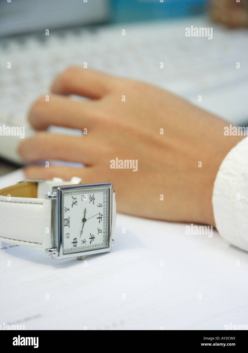 Nahaufnahme einer chinesischen Armbanduhr in der Nähe von Hand einer person Stockfoto