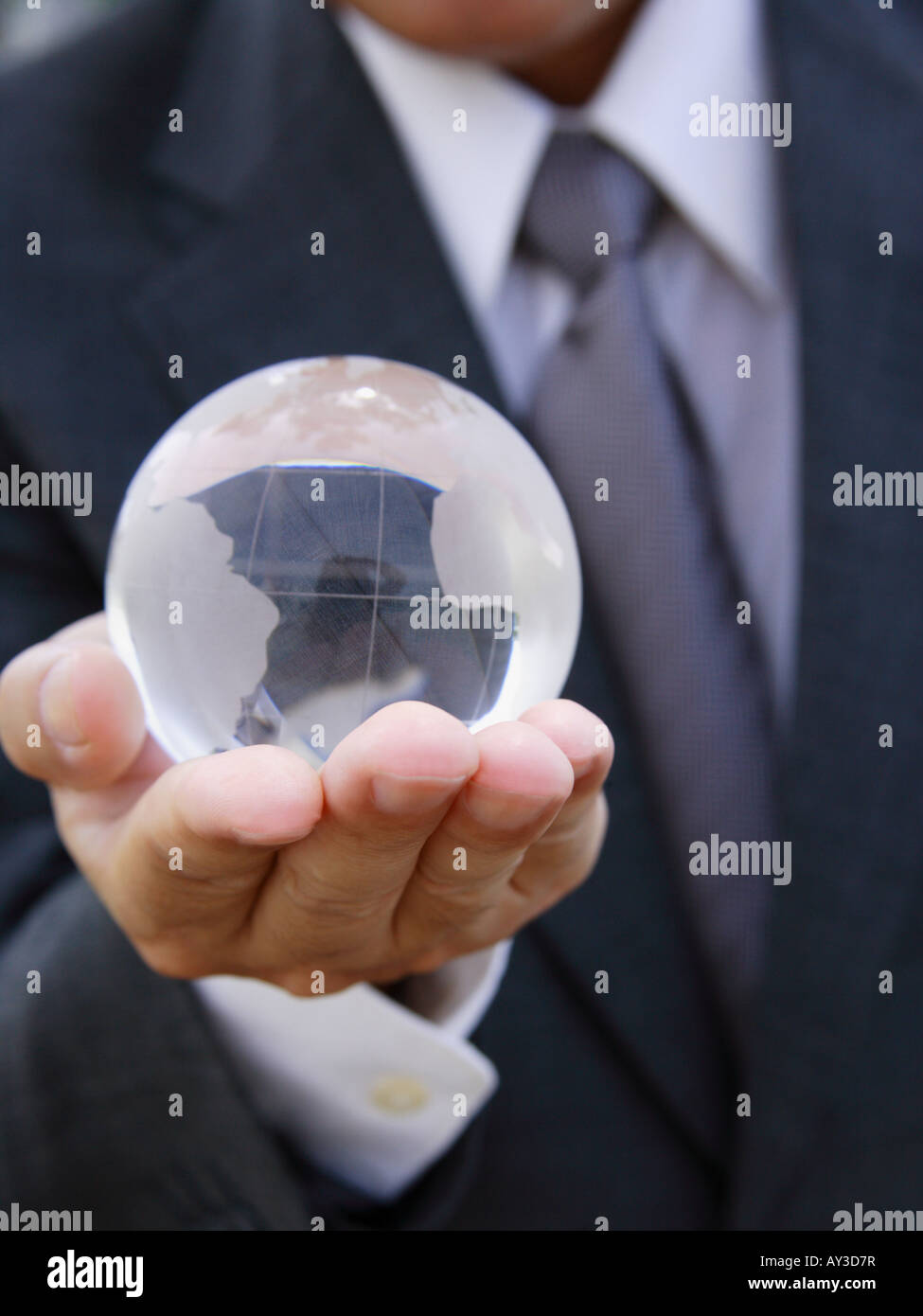 Mitte Schnittansicht eines Geschäftsmannes hält eine transparente Kugel Stockfoto