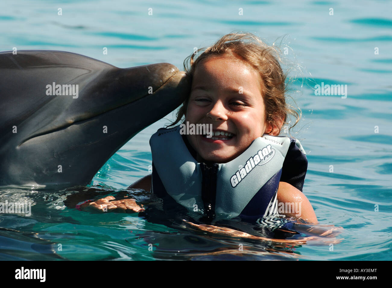 Niederländische Antillen Curacao kissed a Girl von einem Delfin an der Delphin-Akademie Stockfoto
