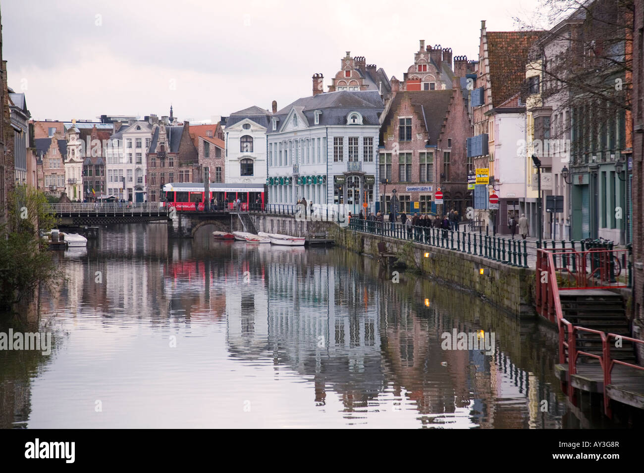 Ghent (Gent) Kanal Wasser Zunfthäusern am Kanal: Gent, Belgien Stockfoto