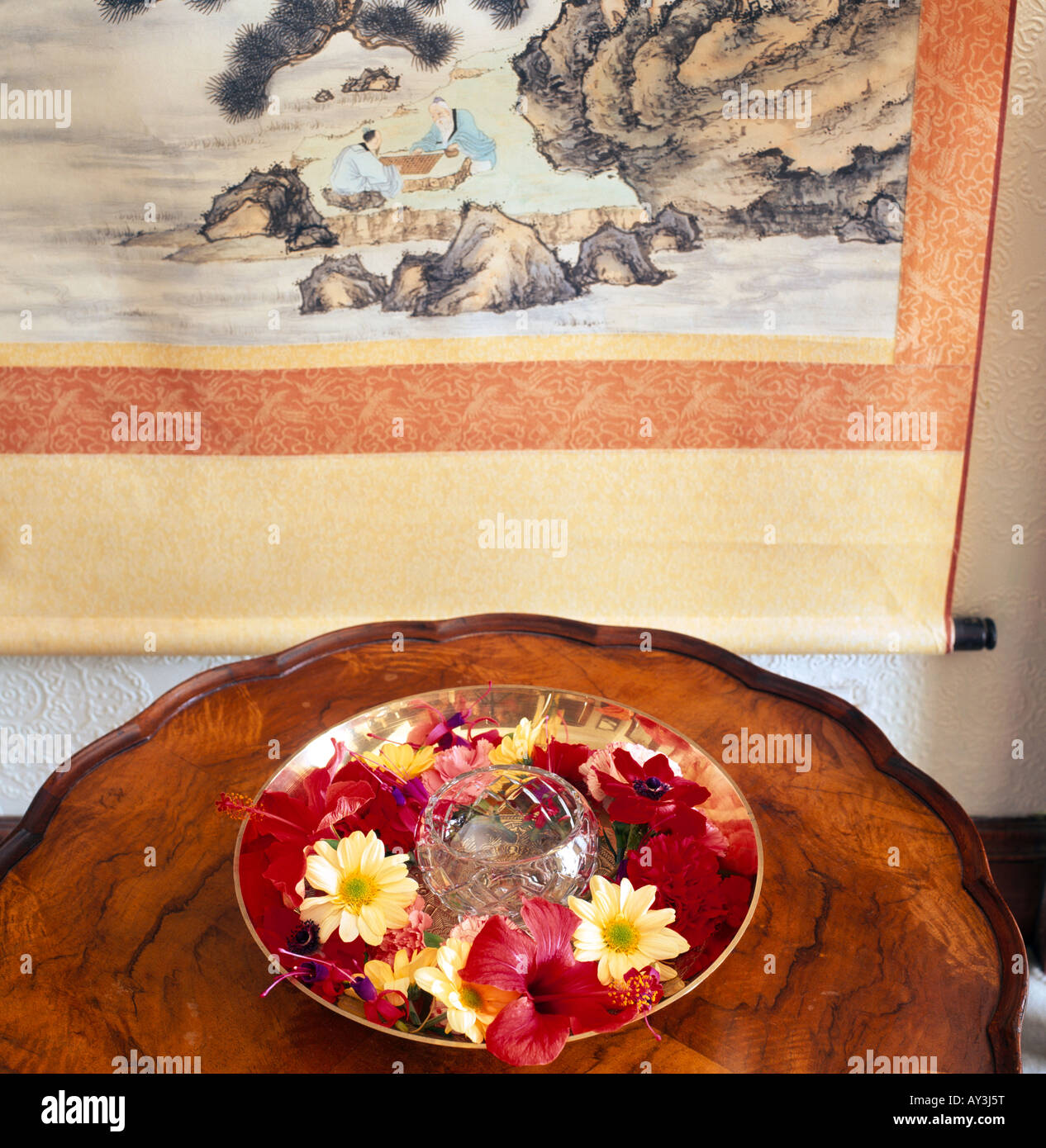 Feng Shui leer Kristallschüssel & Blumen Space Clearing Stockfoto