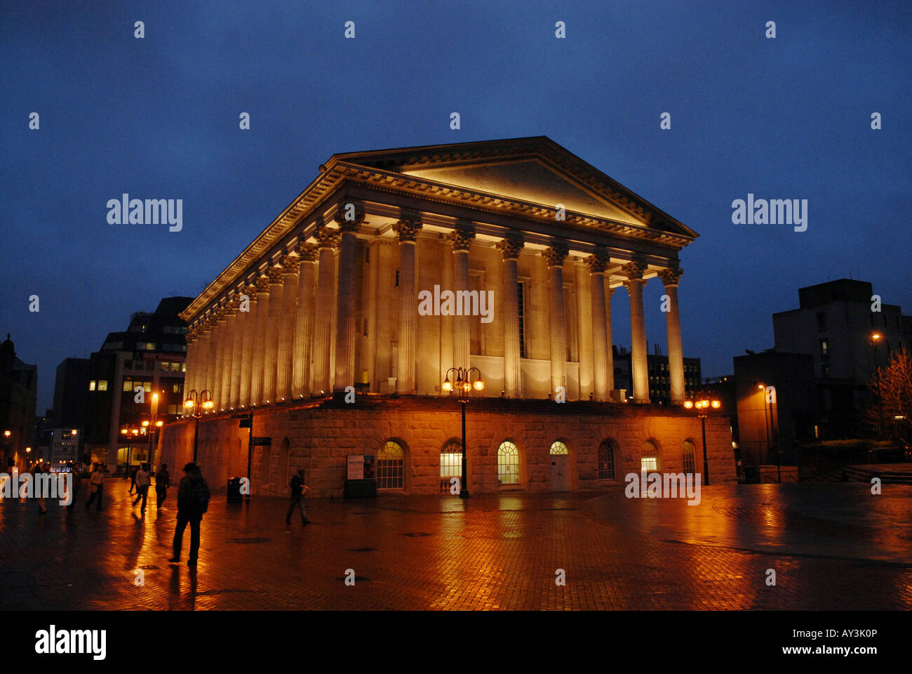 Chamberlain-Platz und das Rathaus von Birmingham in Birmingham England in der Nacht Stockfoto