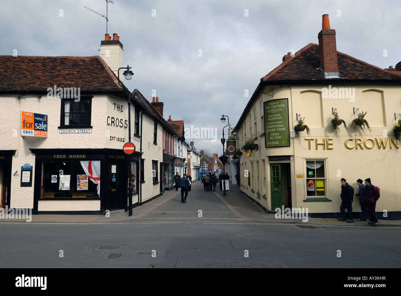 Der Cross Ecke Kreuzung am oberen Rand der Straße, der Haupteinkaufsstraße in Woodbridge, Suffolk, UK. Stockfoto