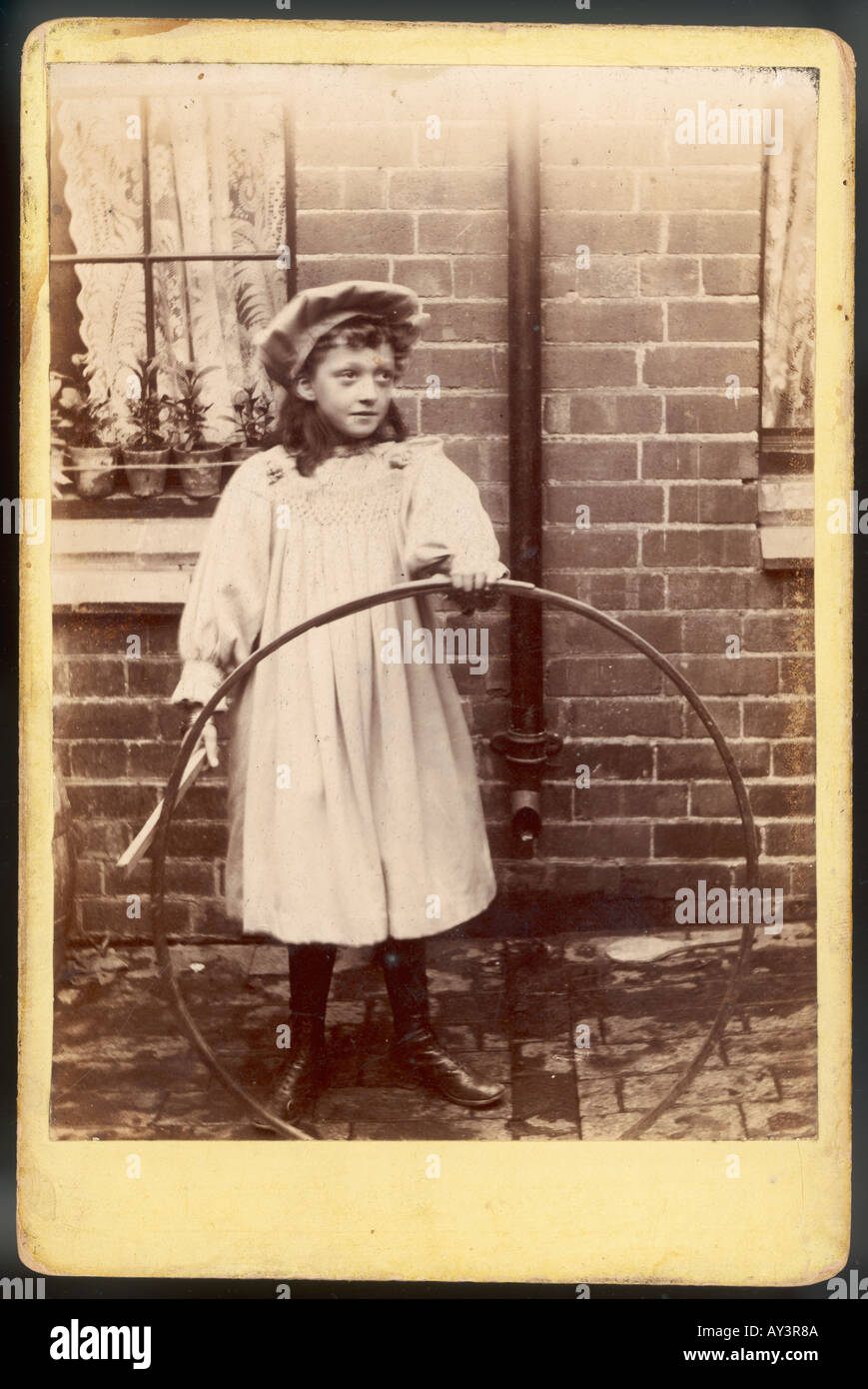 Mädchen ihr Hoop 1895 Stockfoto