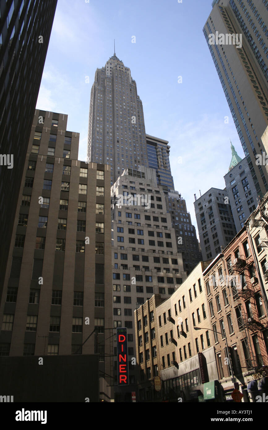 Manhattan Gebäude überragt von einem Diner in New York City Stockfoto