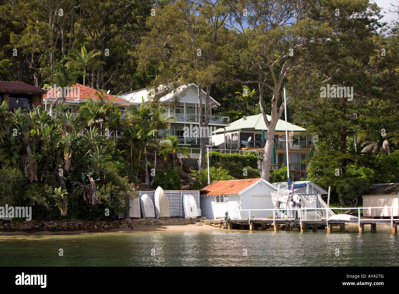 teure freistehende Einfamilienhäuser an der Uferpromenade in Pittwater, Sydney, new South Wales, Australien Stockfoto