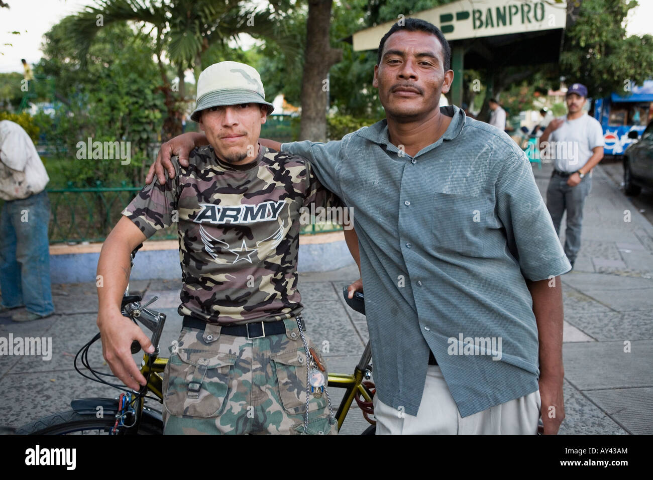 Shoe Shine Männer aka Lustradores Esteli, Nicaragua Stockfoto