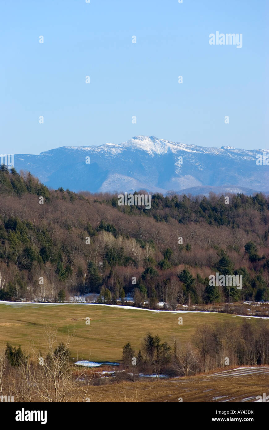 Blick auf Mount Mansfield Vermont entnommen Fairfax, Blick nach Osten, mit Feldern und Schneeflecken im Vordergrund Stockfoto