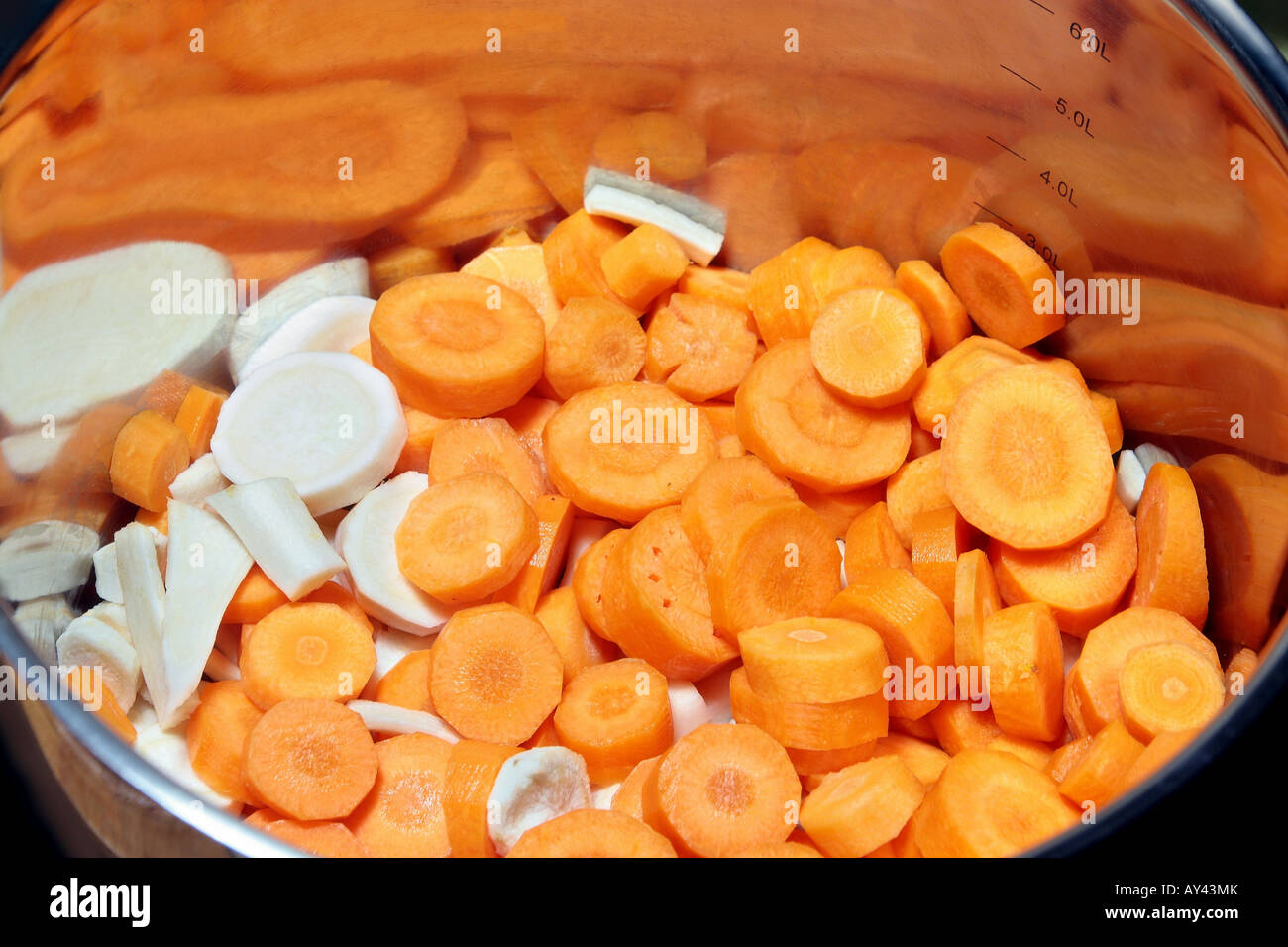 Karotte und Petersilie geschnitten in einem Edelstahl-Topf Stockfoto