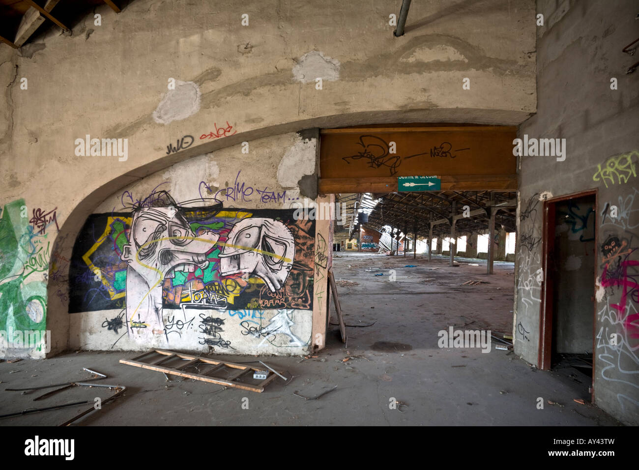 Das Lager einer Brownfield-Website-Fabrik in Vichy (Allier - Frankreich). Ein Vichy, Entrepôt d ' une Usine Désaffectée (Frankreich). Stockfoto