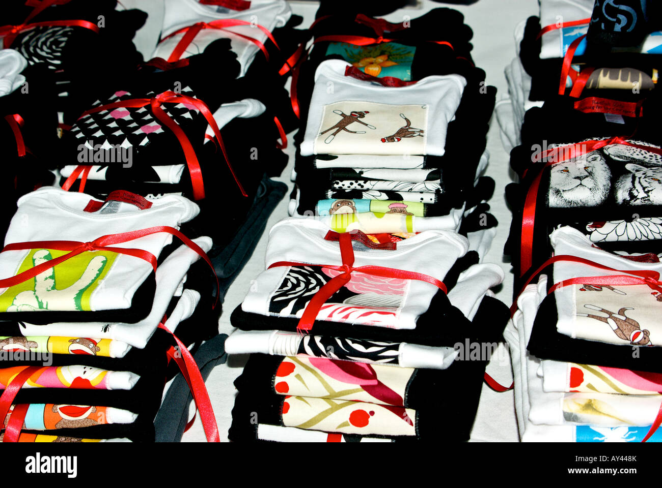Kinder Designer T-shirts Kleidung auf dem Portobello West-Markt Stockfoto
