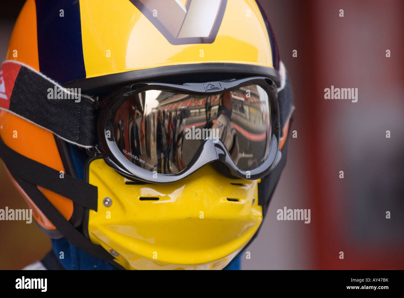 Renault-Mechaniker mit Helm und Brille während der Formel-1-Testsitzungen auf dem Circuit de Catalunya im Februar 2008 Stockfoto