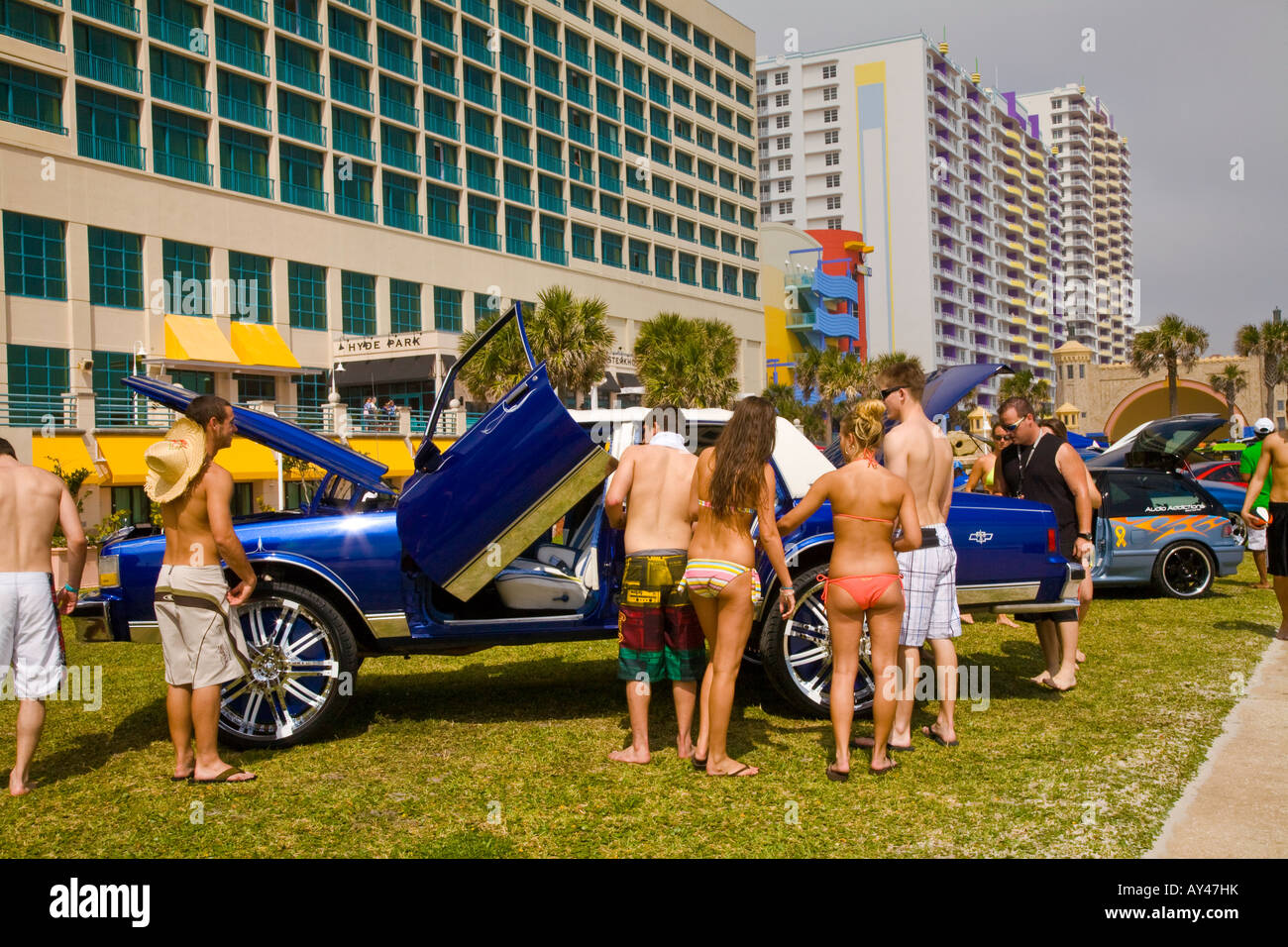 Enthusiasten auf amerikanisches Auto zeigen junge Menschen am Auto für modifizierte Fahrzeuge mit großen Stereo-Autoradio in Daytona Beach; Florida-USA Stockfoto