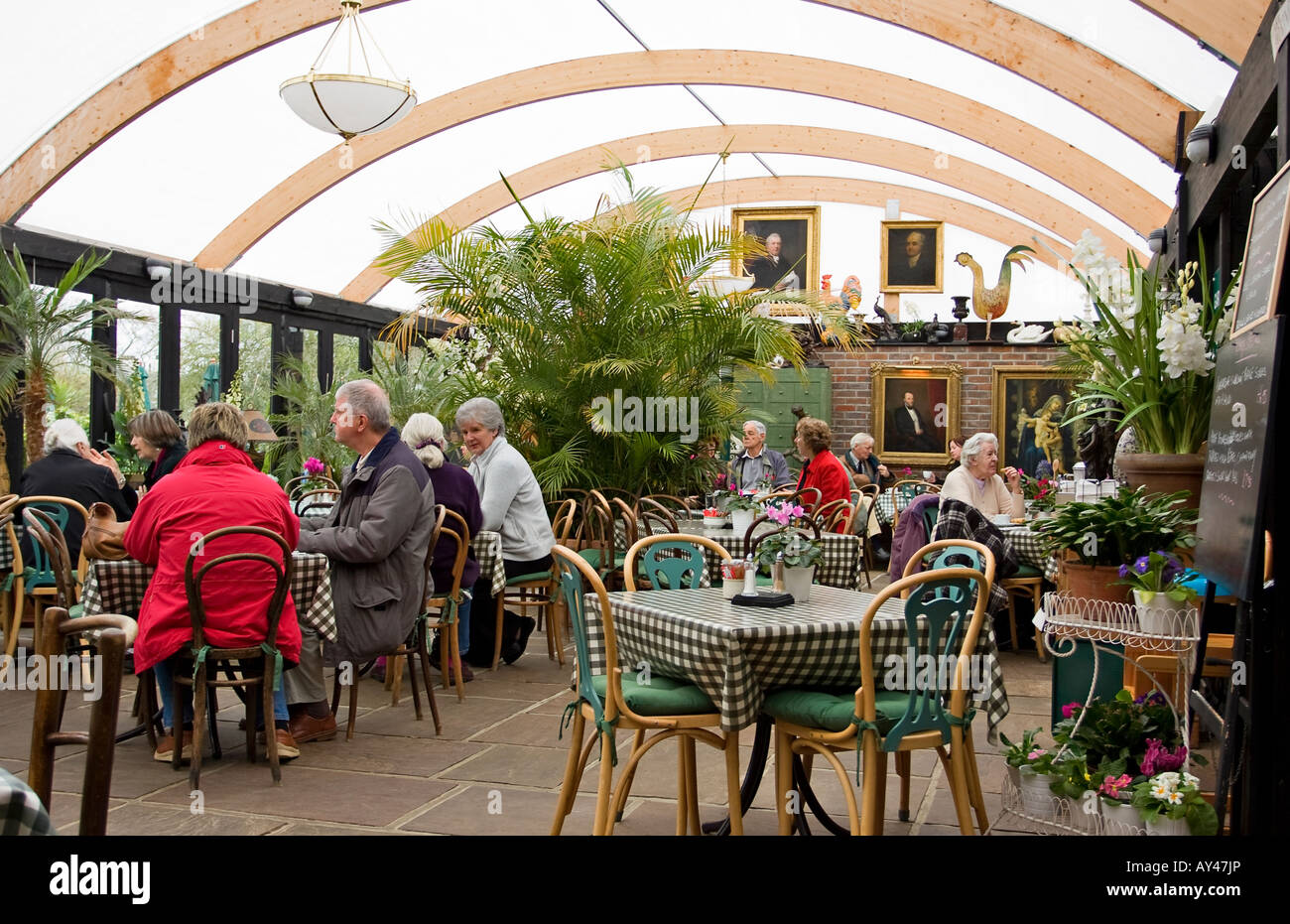 Englischer Garten-Café Interieur Stockfoto