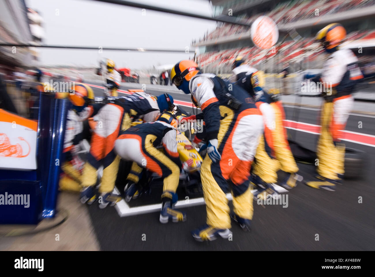 Renault-Team während der Boxenstopp mit Fernando Alonso ESP während der Formel-1-Test-Sitzungen auf dem Circuit de Catalunya 2008 Stockfoto