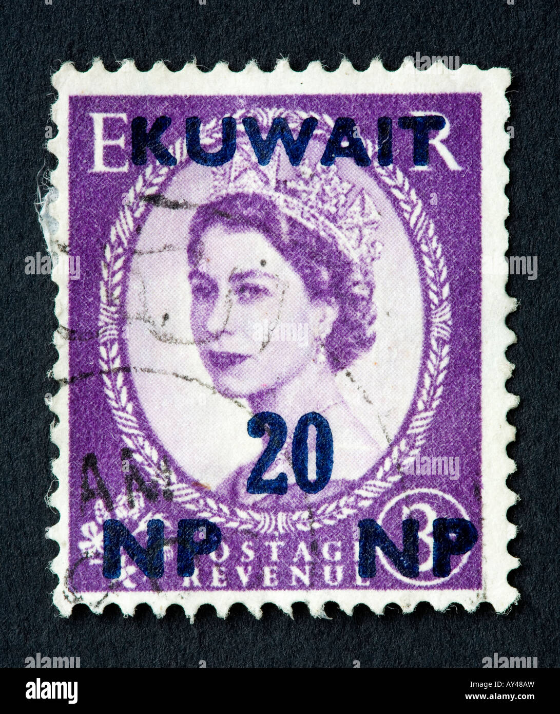 Britische Briefmarke mit Aufdruck von Kuwait Stockfoto
