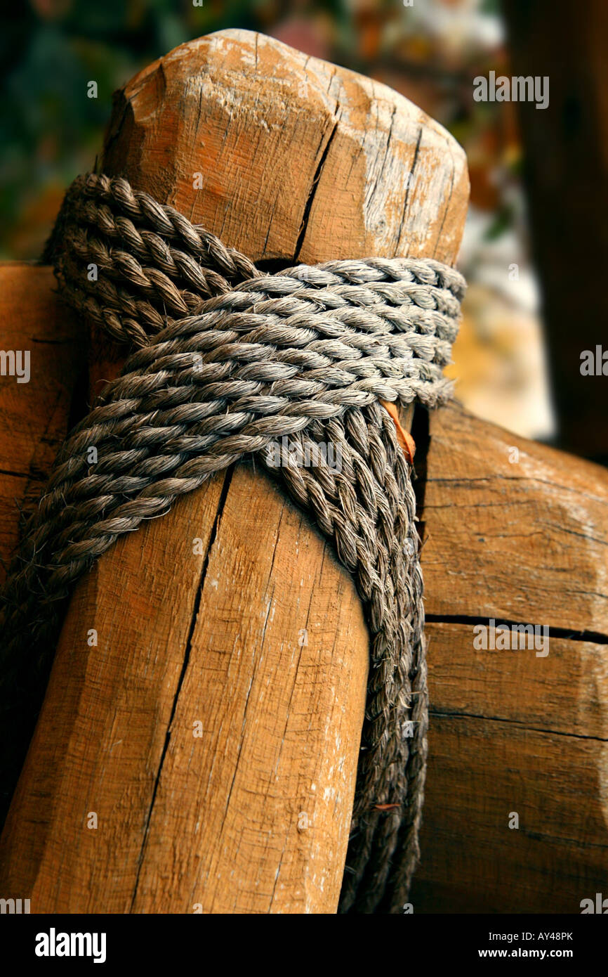 Seil um einen hölzernen Zaun Pfahl gebunden; flachen DOF Stockfoto