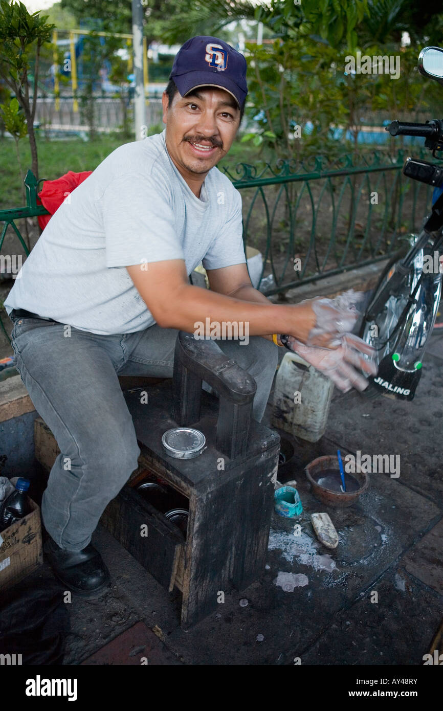 Shoe shine Mann aka Lustrador Esteli Nicaragua Stockfoto