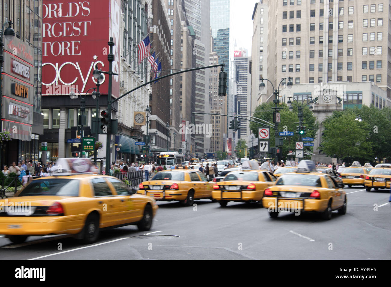 Gelben Taxis am Broadway in New York City Stockfoto