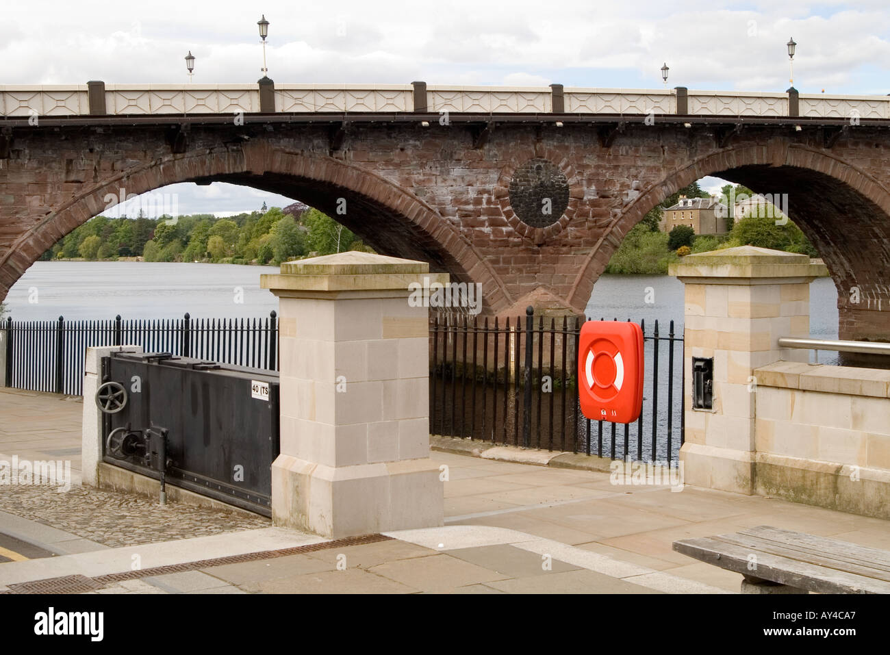 dh PERTH PERTHSHIRE Verteidigung Promenade Schleusen und Smeatons Brücke Fluss Tay Schleusen Stockfoto