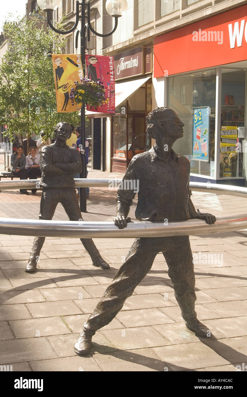dh PERTH PERTHSHIRE Skulptur zwei Tänzerstatuen in High Street Fußgängerzone Einkaufsviertel Zentrum Stadt Kunst schottland Stockfoto