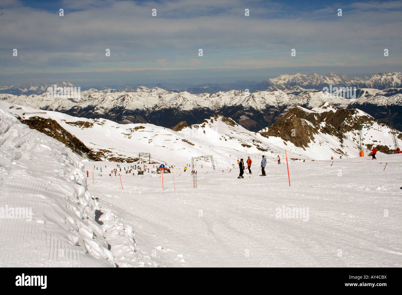 Gesamtansicht der Skipisten im österreichischen Skigebiet Zell am Zee, Österreich. Stockfoto