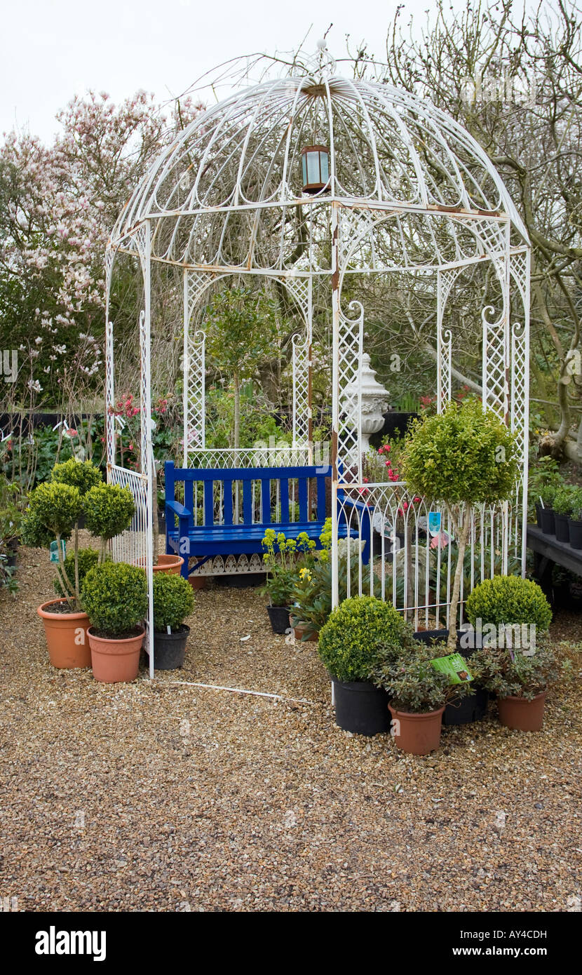 Weißer Pavillon in einem englischen Garten Stockfoto