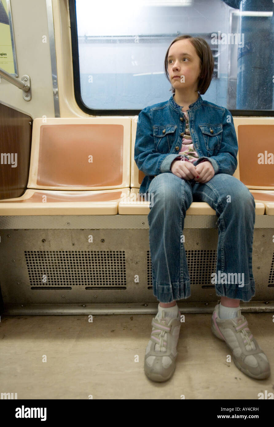 Ein junges Mädchen reitet der New York City Subway Stockfoto