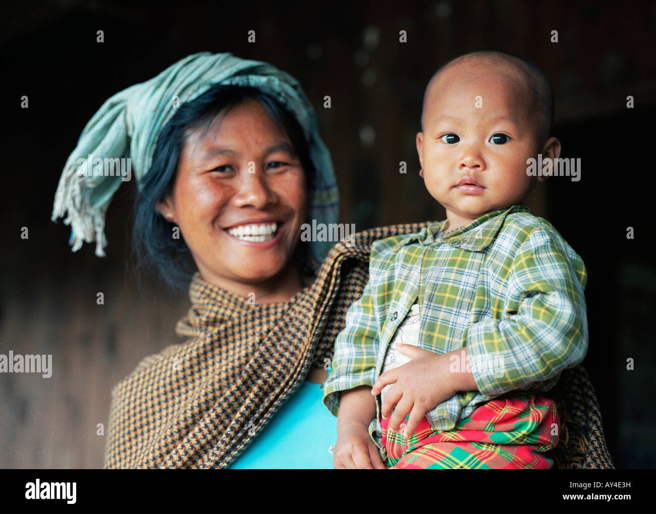 Eine Frau des Stammes Danu hält ihr Baby auf dem Arm Stockfoto