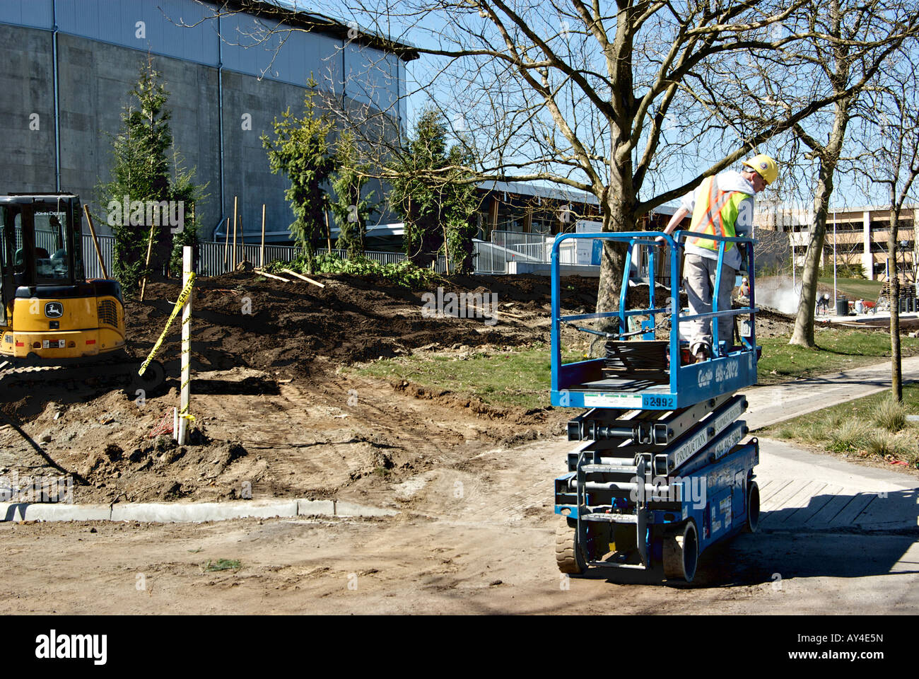 High-Lift arbeiten vor Eishockey und Sledge-Eishockey-Arena im Bau. Stockfoto